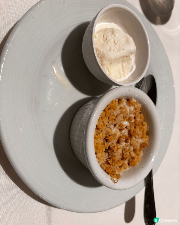 皇家加勒比海洋光譜號其中一間免費餐廳，叫煮餐廳，服務好，早午...