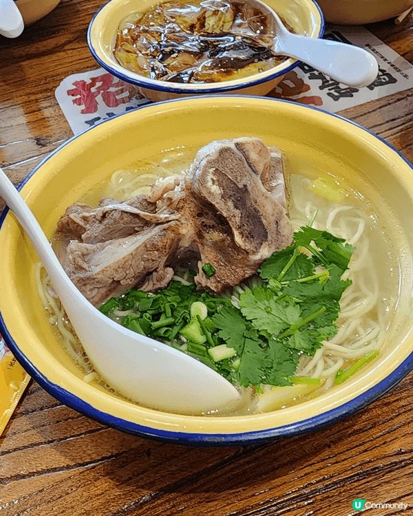 有國内肉骨麵，炸雲吞和新鮮生及糖水，非常美味及價錢便宜