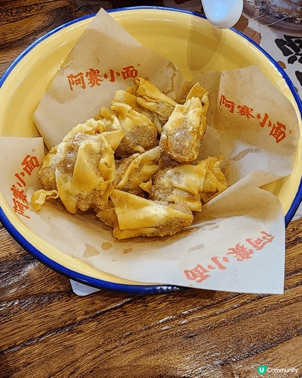 有國内肉骨麵，炸雲吞和新鮮生及糖水，非常美味及價錢便宜