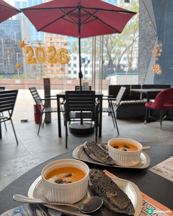 每次去德福廣場MCL睇完戲,都鍾意嚟呢間Cafe，落地玻璃夠...