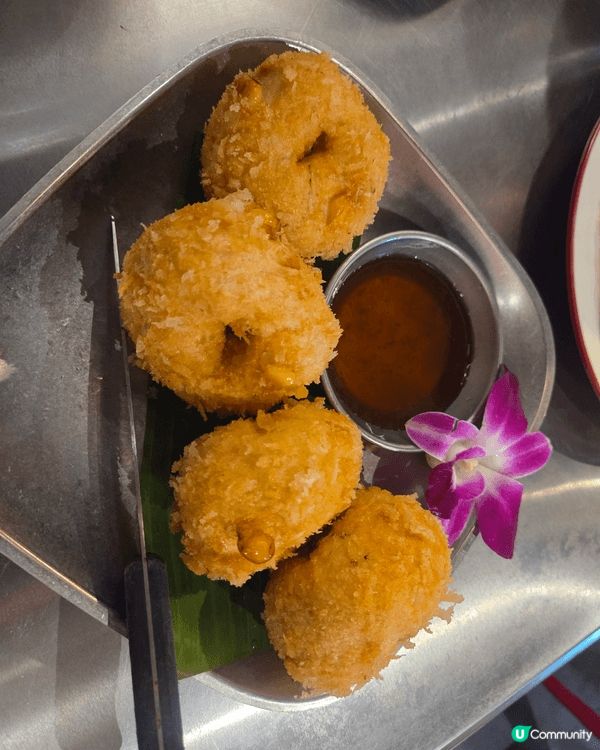 這家餐廳的泰式料理色香味俱全，炸玉米餅酥脆香甜，搭配濃郁醬汁...