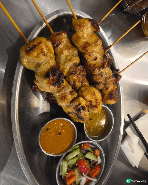 這家餐廳的泰式料理色香味俱全，炸玉米餅酥脆香甜，搭配濃郁醬汁...