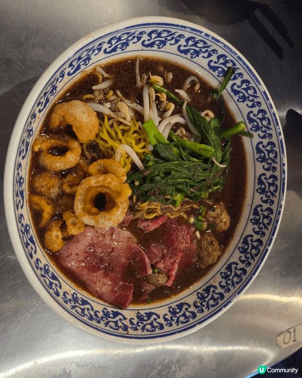 這家餐廳的泰式料理色香味俱全，炸玉米餅酥脆香甜，搭配濃郁醬汁...