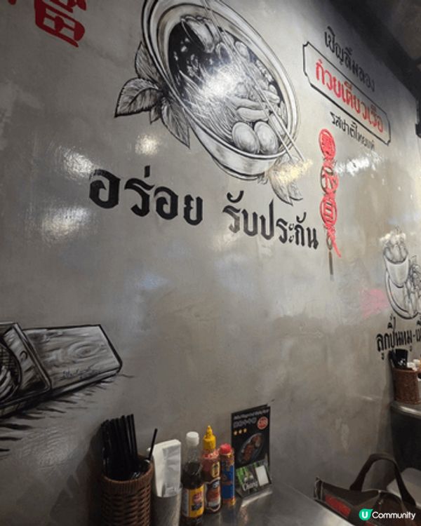 這家餐廳的泰式料理色香味俱全，炸玉米餅酥脆香甜，搭配濃郁醬汁...