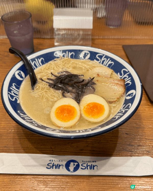 Shin Shin是一家位於福岡博多的人氣拉麵店，以濃郁豚骨...