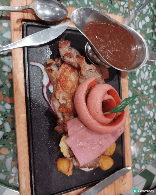 焗豬扒飯、雜扒餐和前菜，價錢$166兩個餐，但是焗豬扒飯是完...