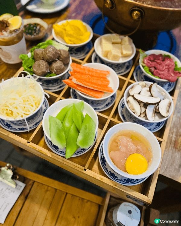去蘇州體驗左一次蘇式火鍋，我地搵左間火鍋店，可以係護城河邊一...