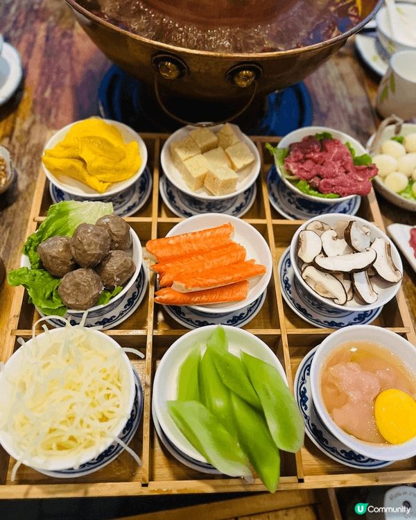 去蘇州體驗左一次蘇式火鍋，我地搵左間火鍋店，可以係護城河邊一...