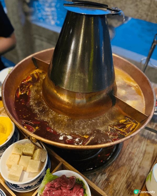 去蘇州體驗左一次蘇式火鍋，我地搵左間火鍋店，可以係護城河邊一...