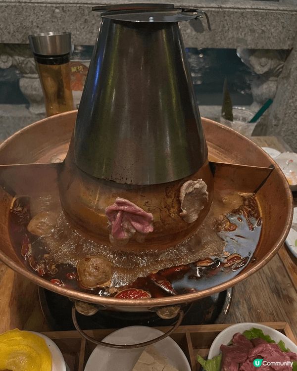 去蘇州體驗左一次蘇式火鍋，我地搵左間火鍋店，可以係護城河邊一...