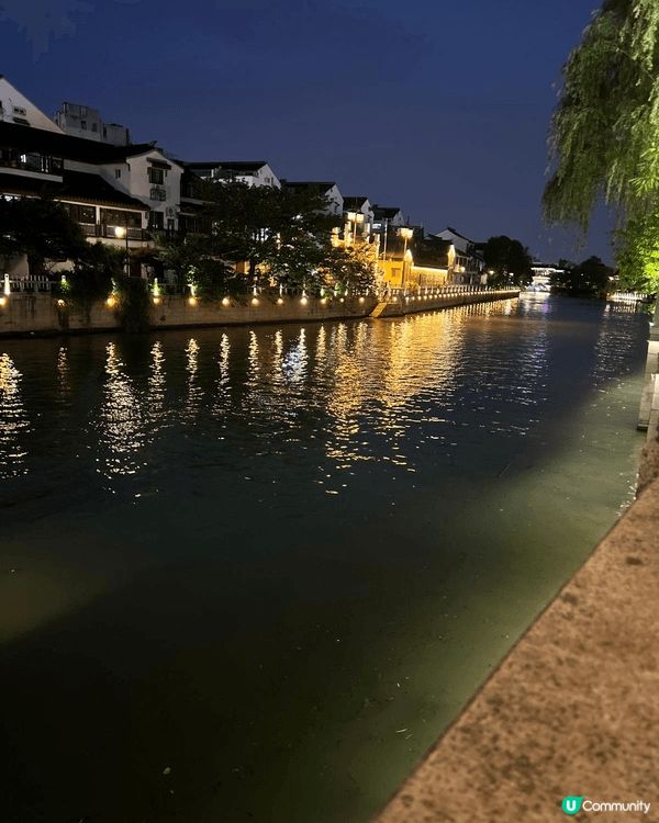 去蘇州體驗左一次蘇式火鍋，我地搵左間火鍋店，可以係護城河邊一...