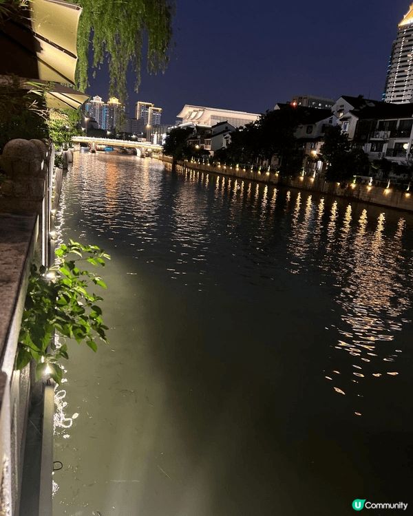 去蘇州體驗左一次蘇式火鍋，我地搵左間火鍋店，可以係護城河邊一...