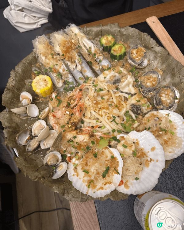 斗滾可以一次過食晒三式，第一式雞煲，第二式蒸氣海鮮，第三式飲...