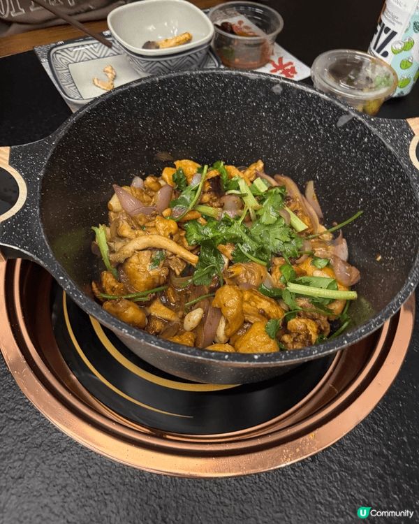 斗滾可以一次過食晒三式，第一式雞煲，第二式蒸氣海鮮，第三式飲...