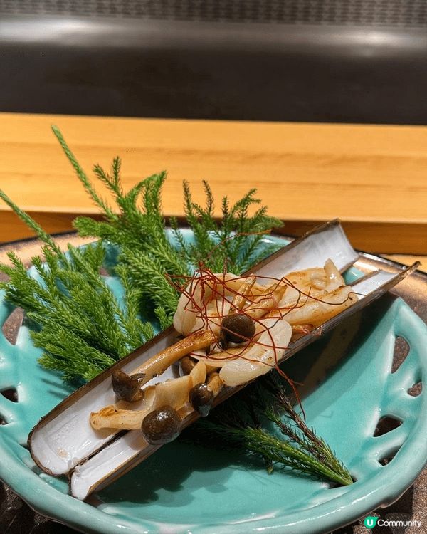 在鐵板燒店裡, 龍蝦蟶子海鮮極致鮮, 鐵板炙燒和牛香氣四溢。...