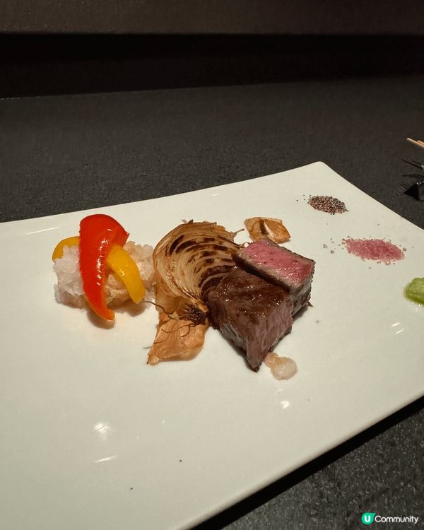 鐵板燒是一種極富魅力的用餐體驗，推薦原因在於其「視覺、聽覺、...