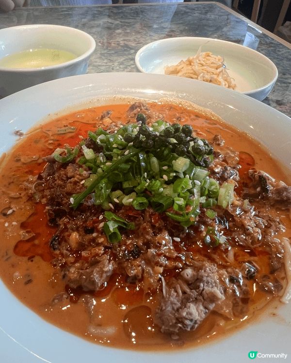 上環Jus牛肉麵，湯頭看起來濃郁清澈，搭配軟嫩入味的牛肉與彈...