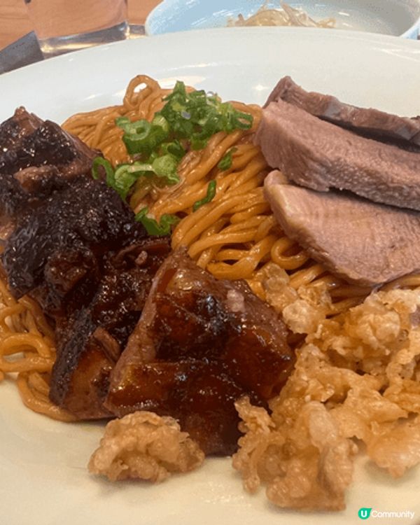 上環Jus牛肉麵，湯頭看起來濃郁清澈，搭配軟嫩入味的牛肉與彈...