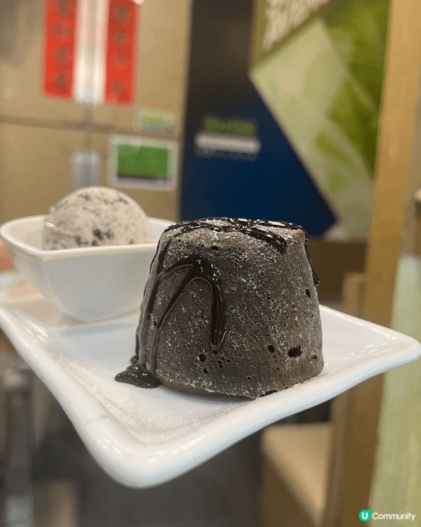 上環Jus牛肉麵，湯頭看起來濃郁清澈，搭配軟嫩入味的牛肉與彈...
