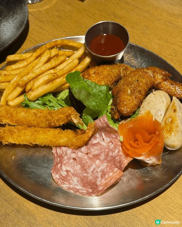 芝士pizza底很薄，味道濃濃幾種芝士味道，西冷扒超冧好正，...