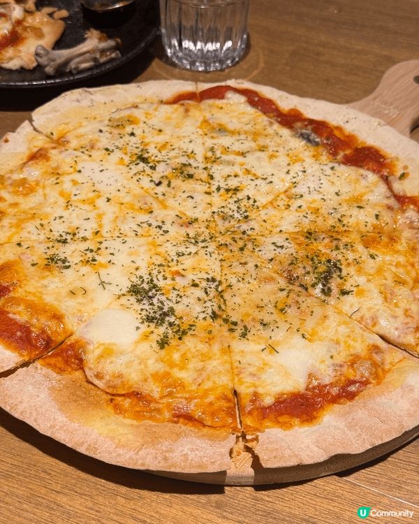芝士pizza底很薄，味道濃濃幾種芝士味道，西冷扒超冧好正，...