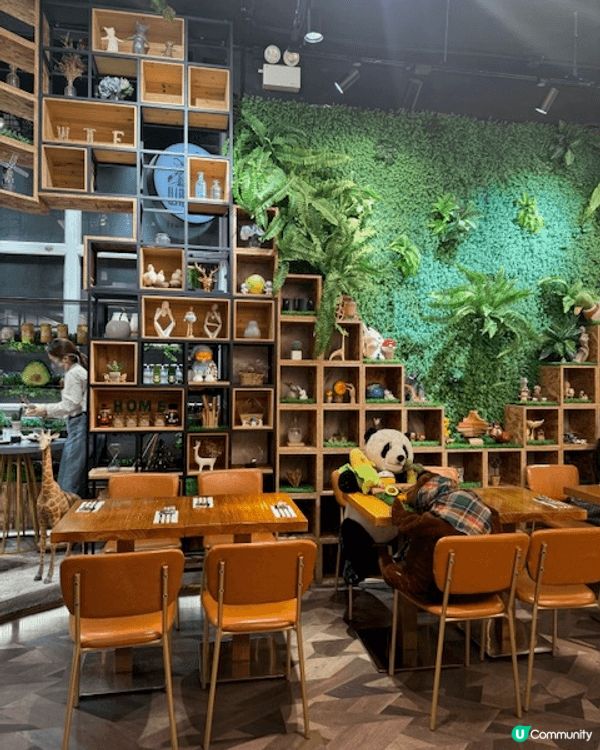 在油麻地M1酒店1樓的慢理牆城用餐是一個愉快的體驗。餐廳的裝...