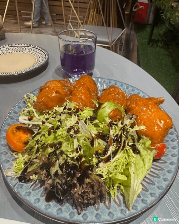 在油麻地M1酒店1樓的慢理牆城用餐是一個愉快的體驗。餐廳的裝...