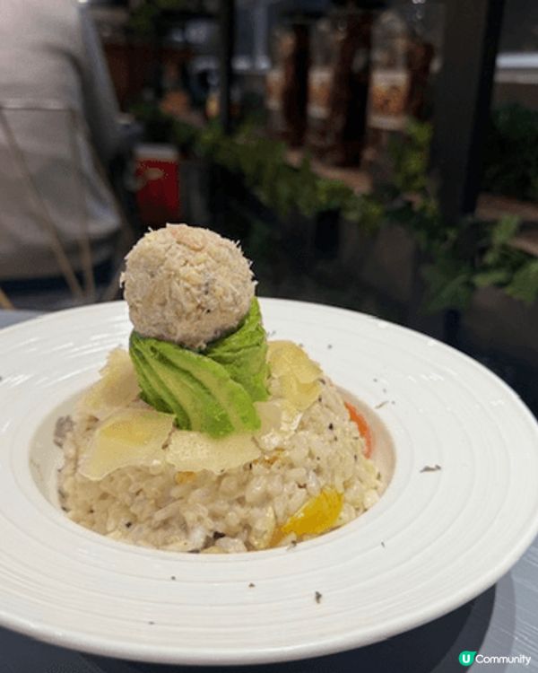 在油麻地M1酒店1樓的慢理牆城用餐是一個愉快的體驗。餐廳的裝...