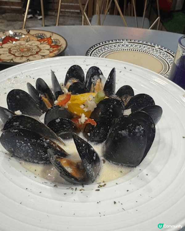 在油麻地M1酒店1樓的慢理牆城用餐是一個愉快的體驗。餐廳的裝...