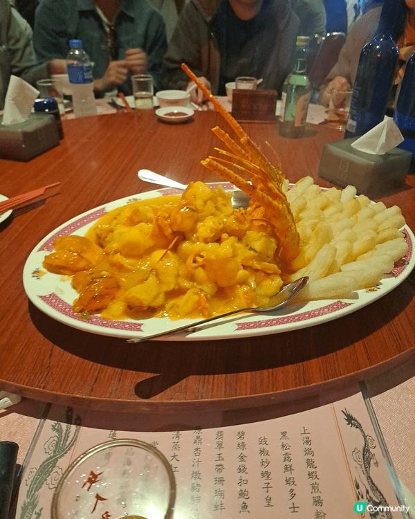 來自尖沙咀女人街飲食公司，黑松露蝦多士及芝士龍蝦球配炸腸粉。...