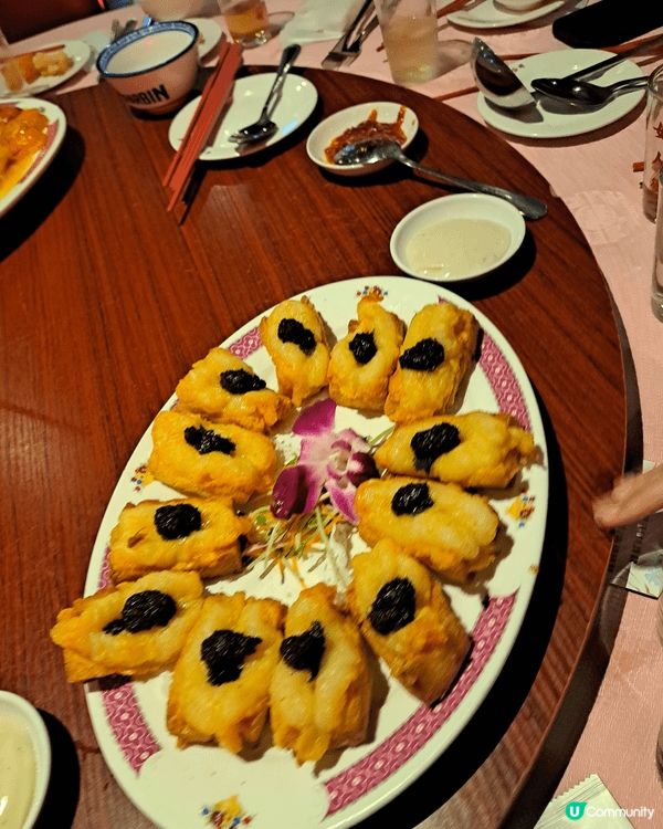 來自尖沙咀女人街飲食公司，黑松露蝦多士及芝士龍蝦球配炸腸粉。...