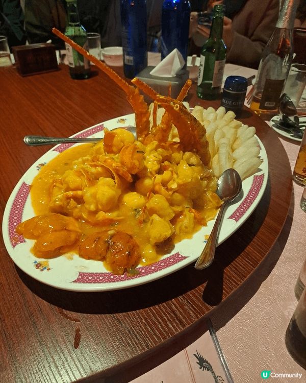 來自尖沙咀女人街飲食公司，黑松露蝦多士及芝士龍蝦球配炸腸粉。...