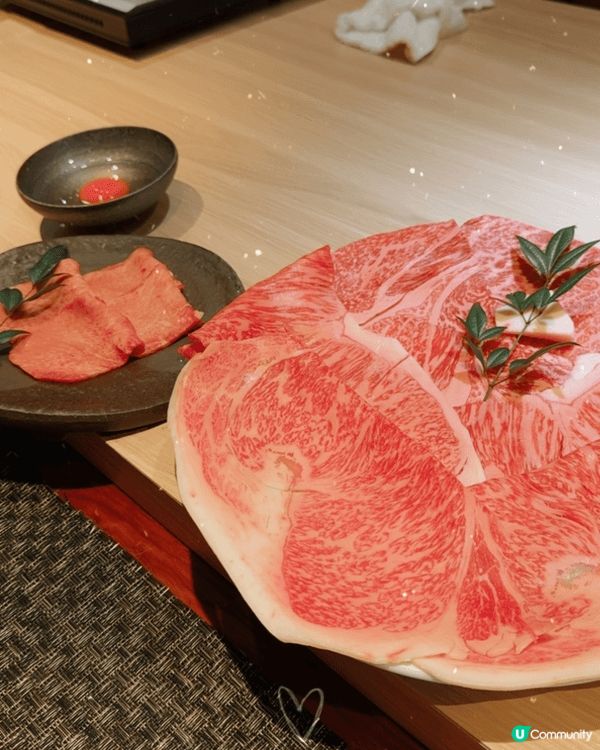 香港的Sukiyaki Mori餐廳提供獨特的壽喜燒體驗，肉...