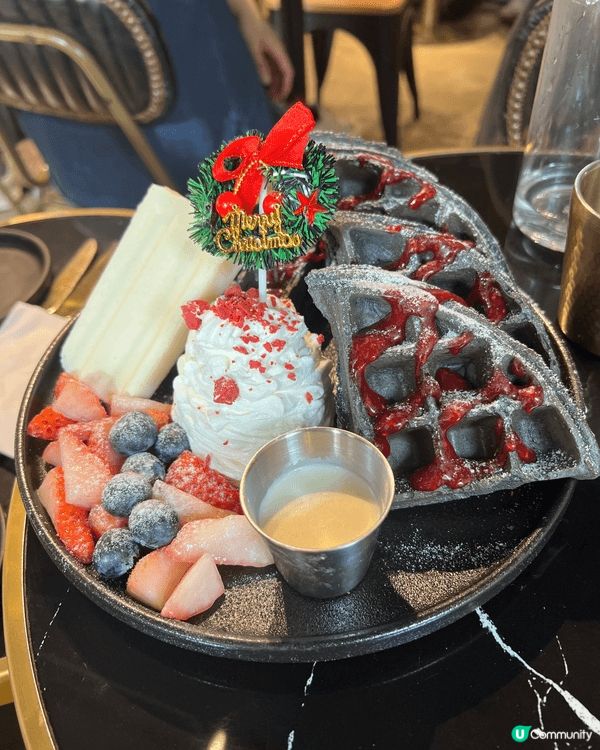 1.位於長沙灣的Cafe，聖誕節限定點品，竹炭窩夫，口感鬆軟...