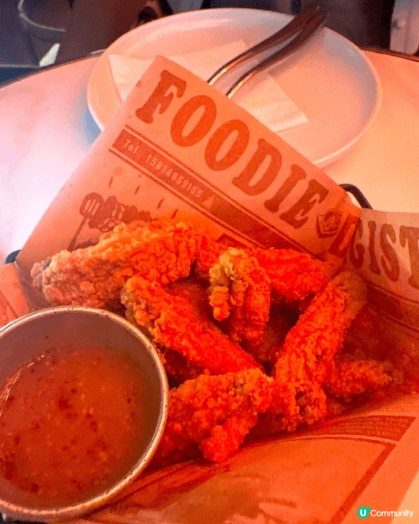 呢間cafe係以月球為主題，環境舒適，適合同朋友聚會，有西式...