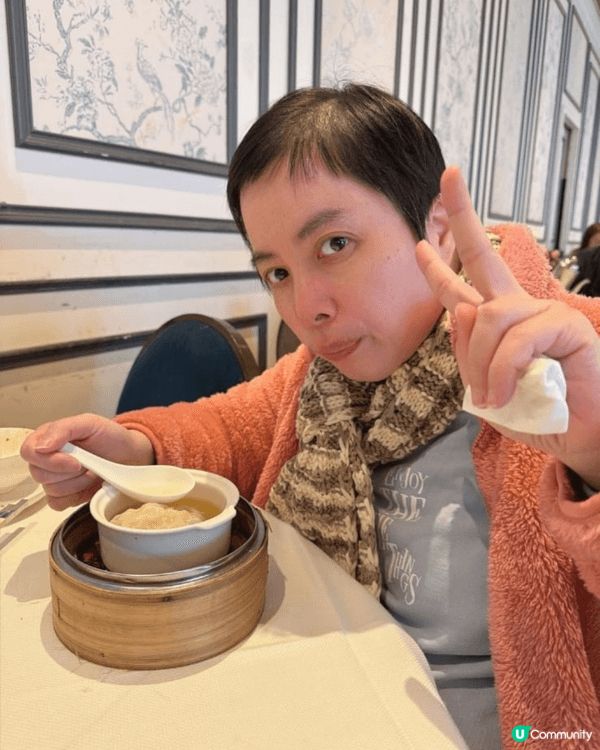 妹妹去酒樓飲茶，她是康復者，家人陪她喝茶，她很高興。