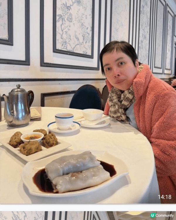 妹妹去酒樓飲茶，她是康復者，家人陪她喝茶，她很高興。