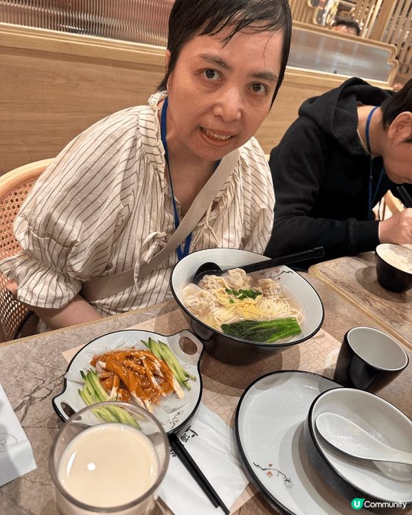 妹妹去酒樓飲茶，她是康復者，家人陪她喝茶，她很高興。