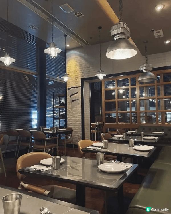 走入圓方頂層，餐廳選擇眾多。當行到 Sepoy Mess，第...