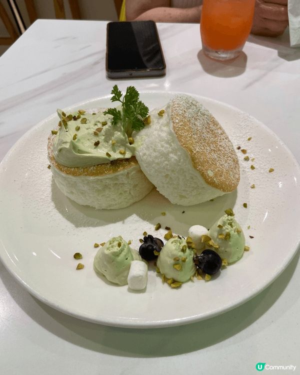 上載的圖片中，有其中兩張的菜式是不同餐廳的哈蜜瓜疏乎厘pan...