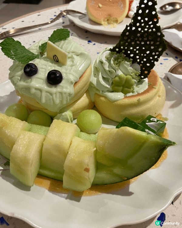 上載的圖片中，有其中兩張的菜式是不同餐廳的哈蜜瓜疏乎厘pan...