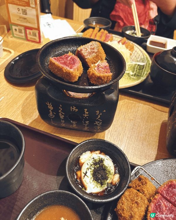 這款吉列牛是日式洋食經典！外層裹上特製麵包糠炸至金黃酥脆，咬...