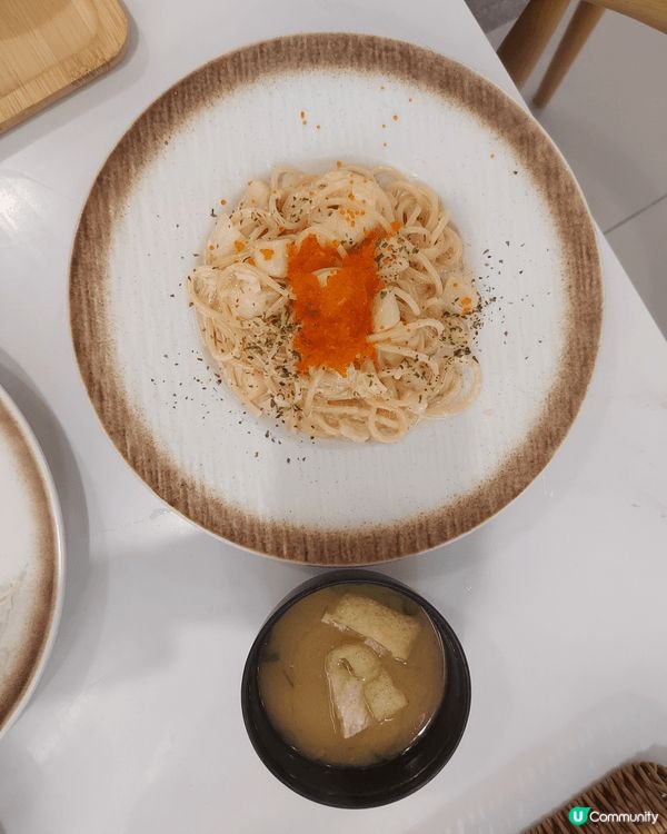 宏，一間位於尖沙咀的日式餐廳， 地方寛敝，餐廳設計簡約，環境...