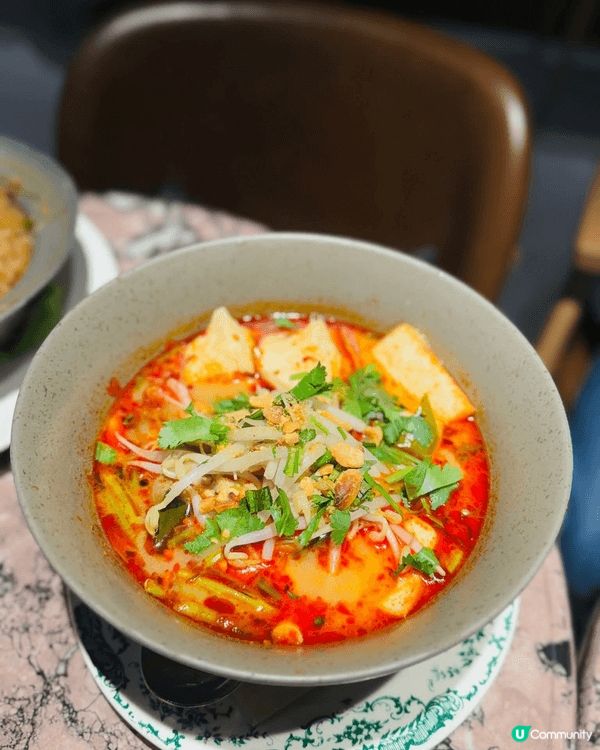 海之戀泰國菜，晚上9點後主菜單8折，燒豬頸肉同羅氏蝦入味好食...