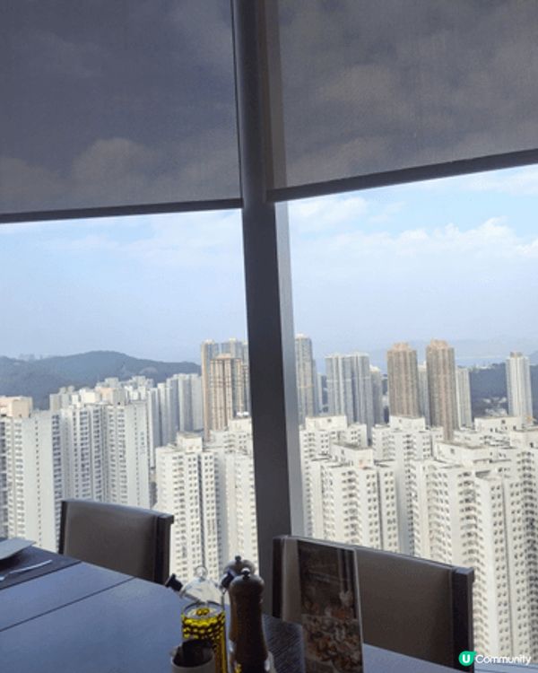 位於將軍澳帝苑酒店的星幕餐廳，推出了期間限定草莓下午茶，環境...