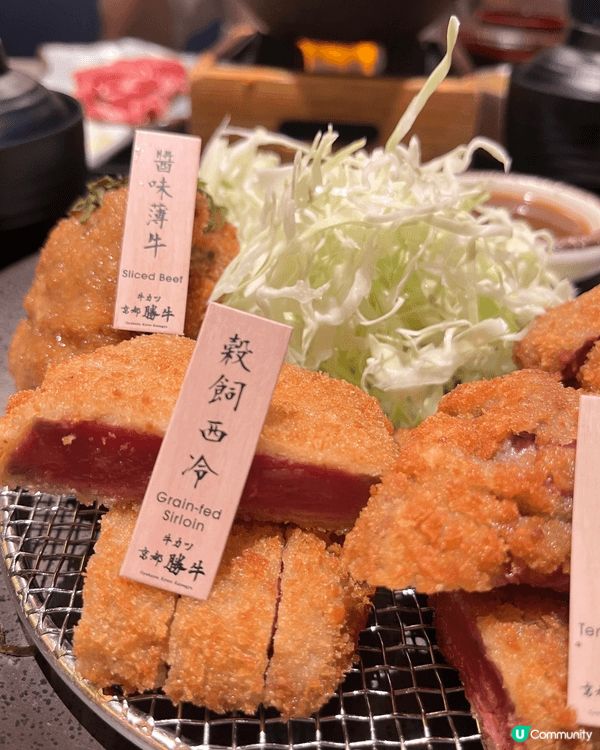 「京都勝牛」日系環境設計以簡約和風為主調，木質牆身與柔和燈光...