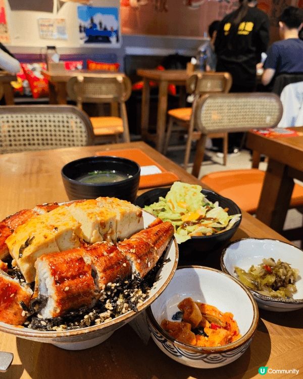 在深圳的人氣漂亮飯，餐廳適合打卡，食品水準唔錯，大件厚重的鰻...