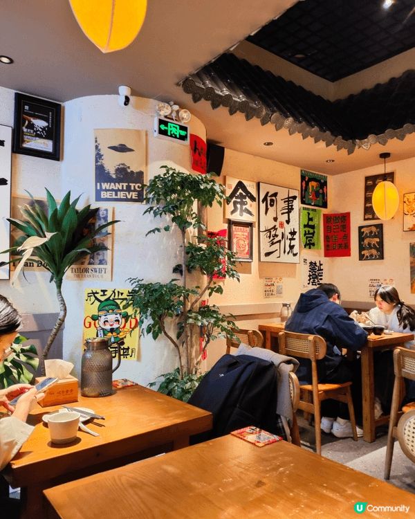 在深圳的人氣漂亮飯，餐廳適合打卡，食品水準唔錯，大件厚重的鰻...