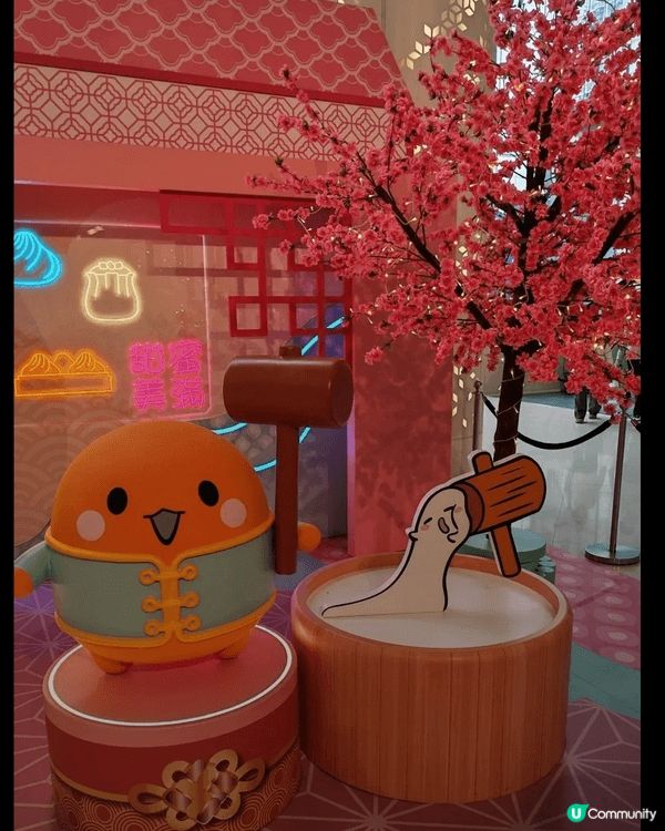 去咗isquare嗰度好多打卡位有好多新年嘅 擺設裝飾公仔七...