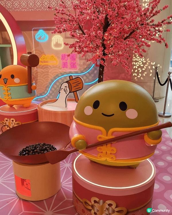 去咗isquare嗰度好多打卡位有好多新年嘅 擺設裝飾公仔七...